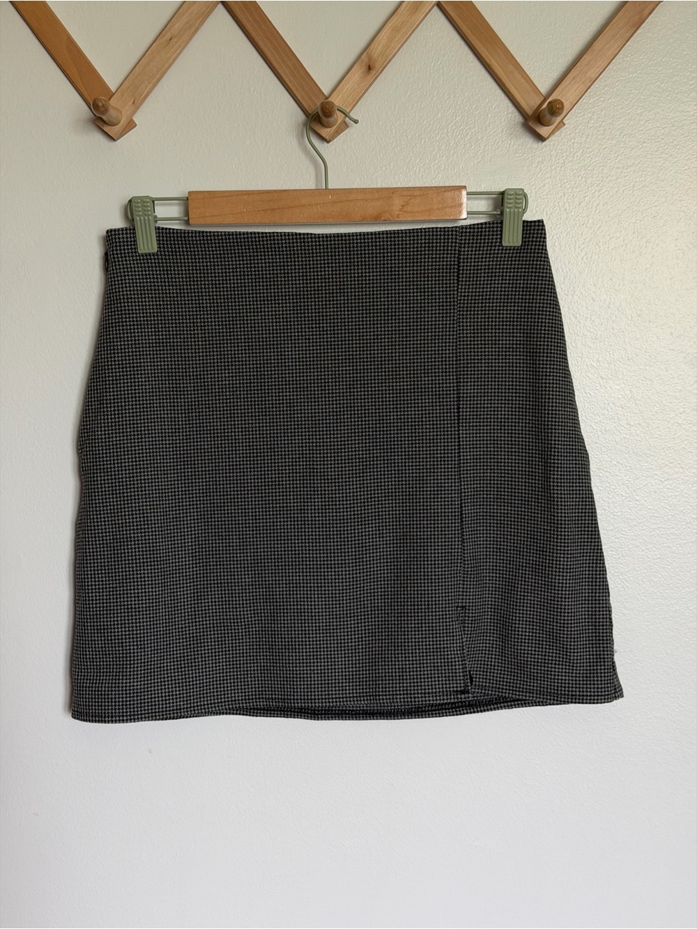Old Navy Houndstooth Mini Pencil Skirt With Slight Slit. Size M